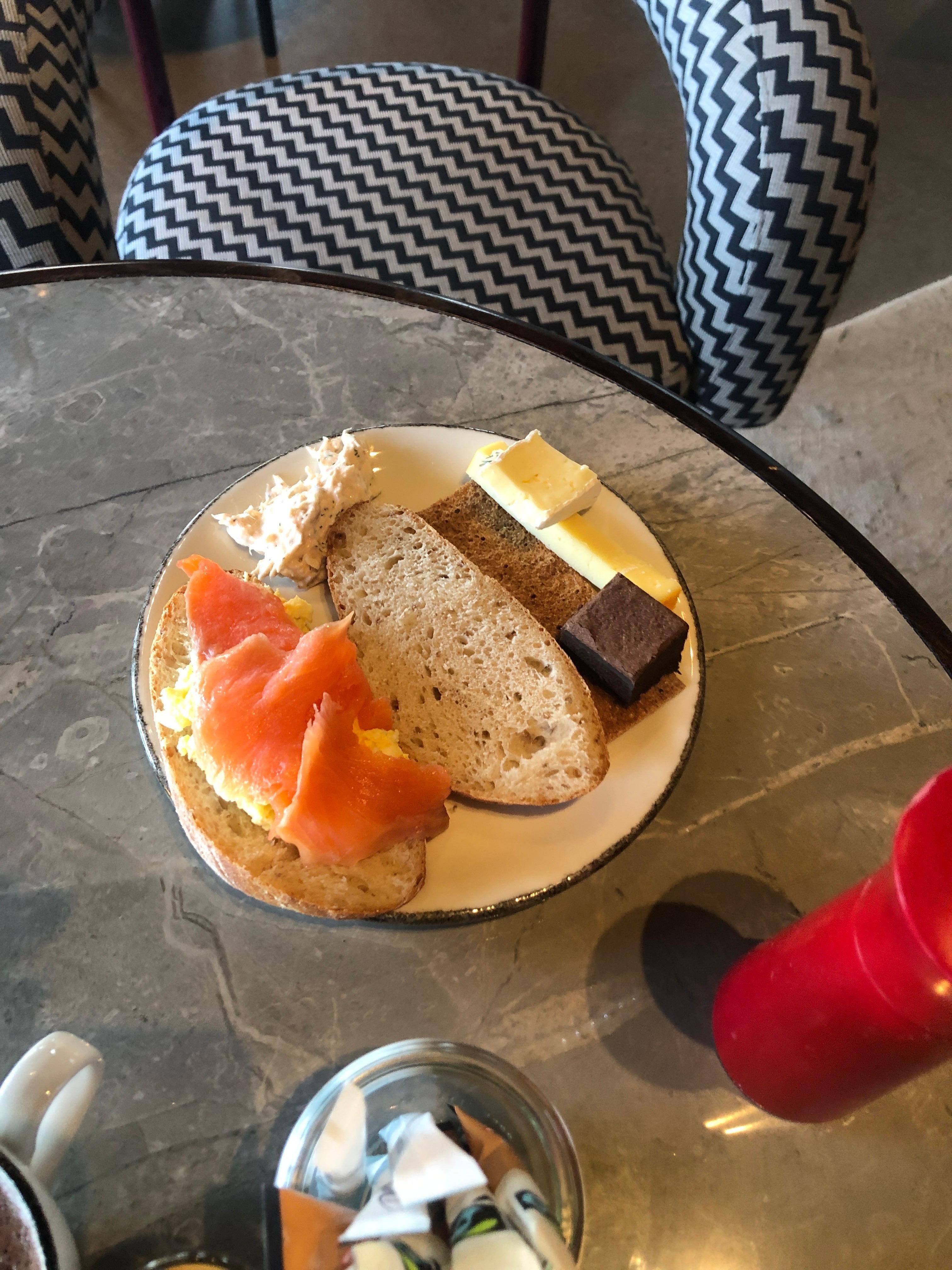 Rigtig lækker morgenmad, æggesmør var nyt for mig, og flere forskellige ting med laks