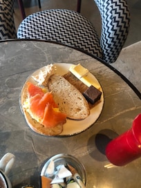 Rigtig lækker morgenmad, æggesmør var nyt for mig, og flere forskellige ting med laks