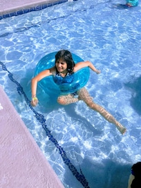 Mi niña en la alberca