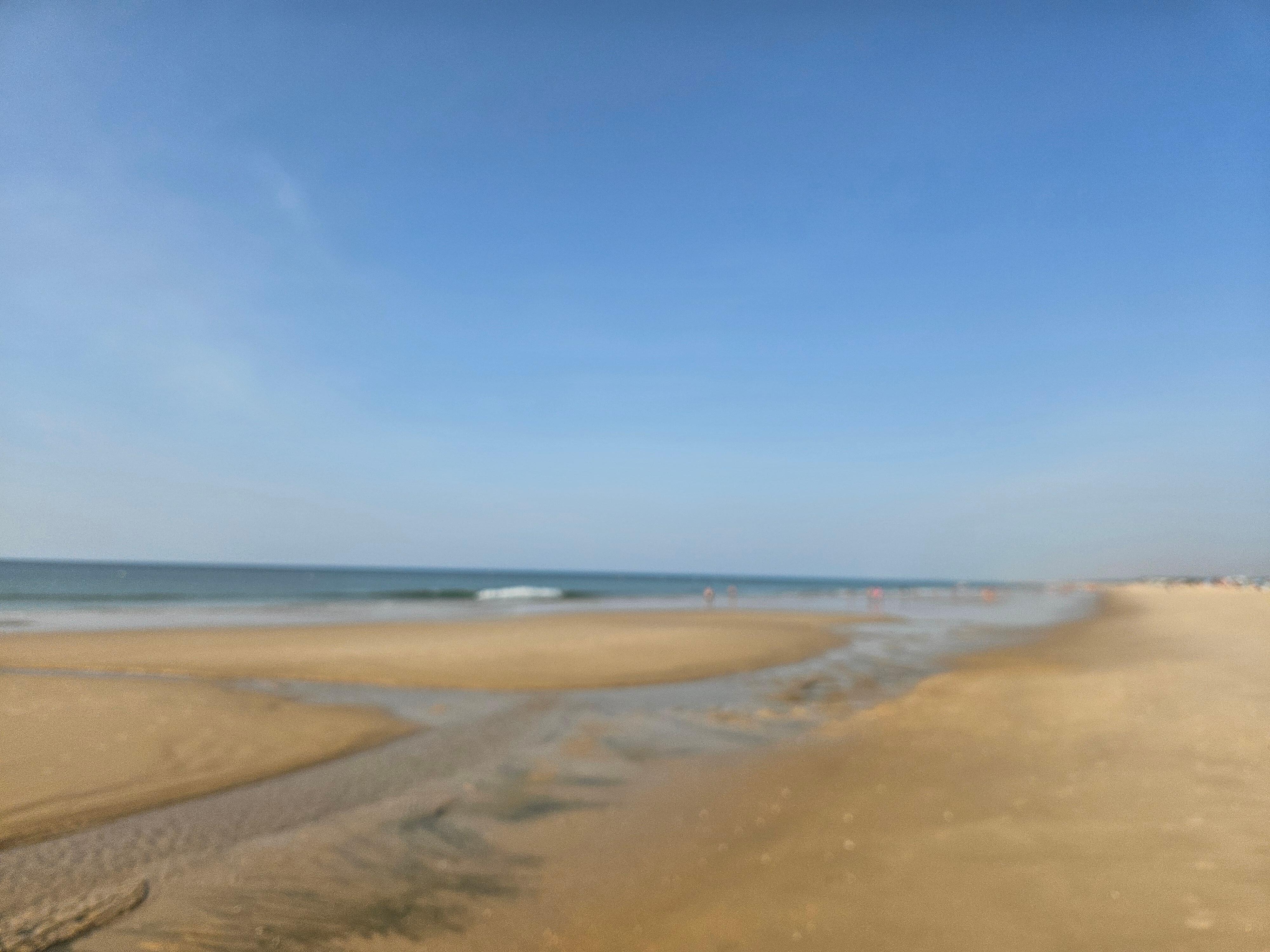 Praia magnífica, acesso direto do hotel até à praia,  pelo passadiço, e excelente restaurante, o UCA, mesmo sobre a praia e com serviço nas palhotas.