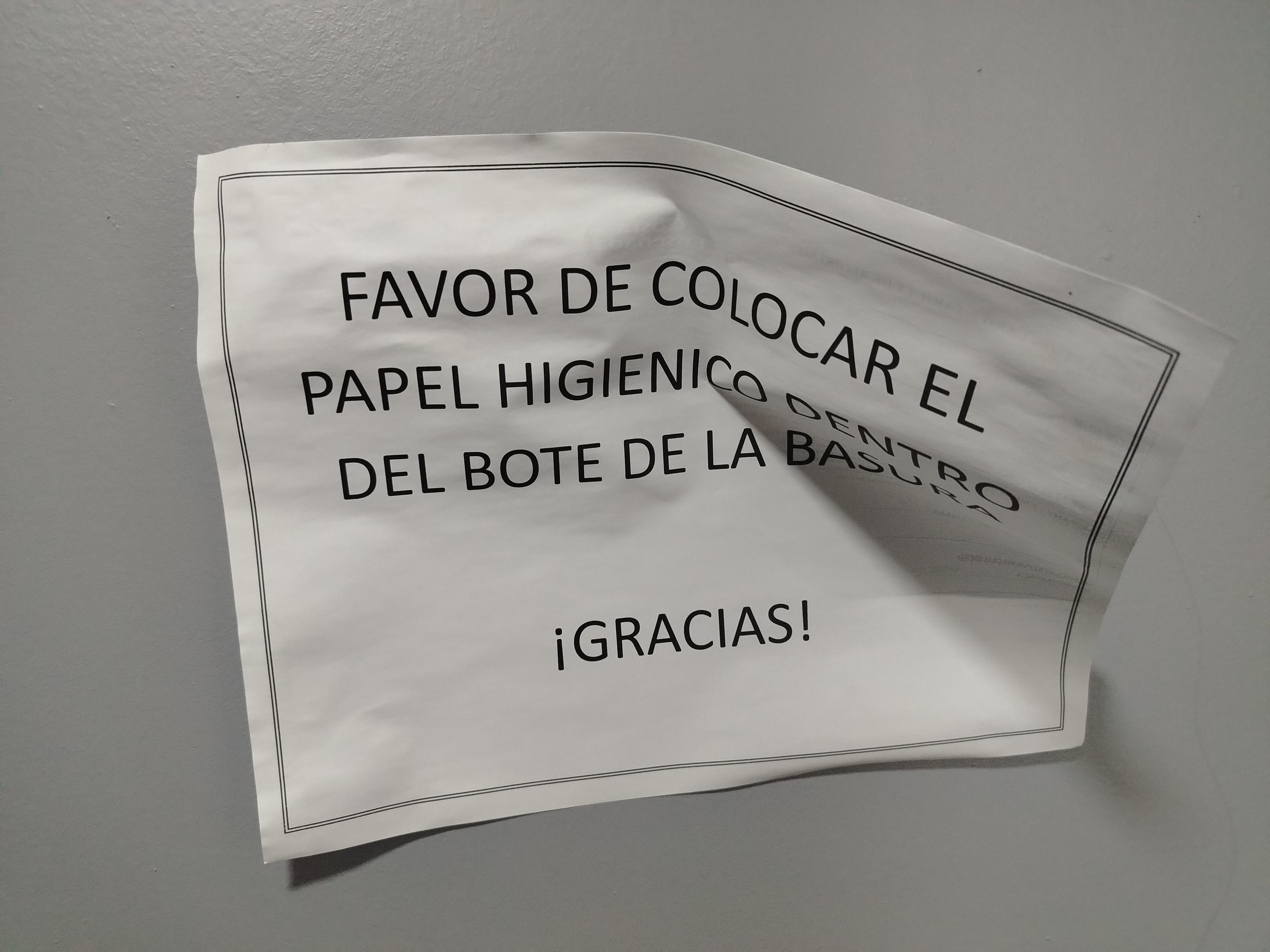En algo tan sencillo como un aviso, no lo podían cambiar pues este presentaba muy mal aspecto o por lo menos pegarlo correctamente.