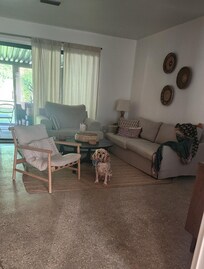 living room/pet friendly