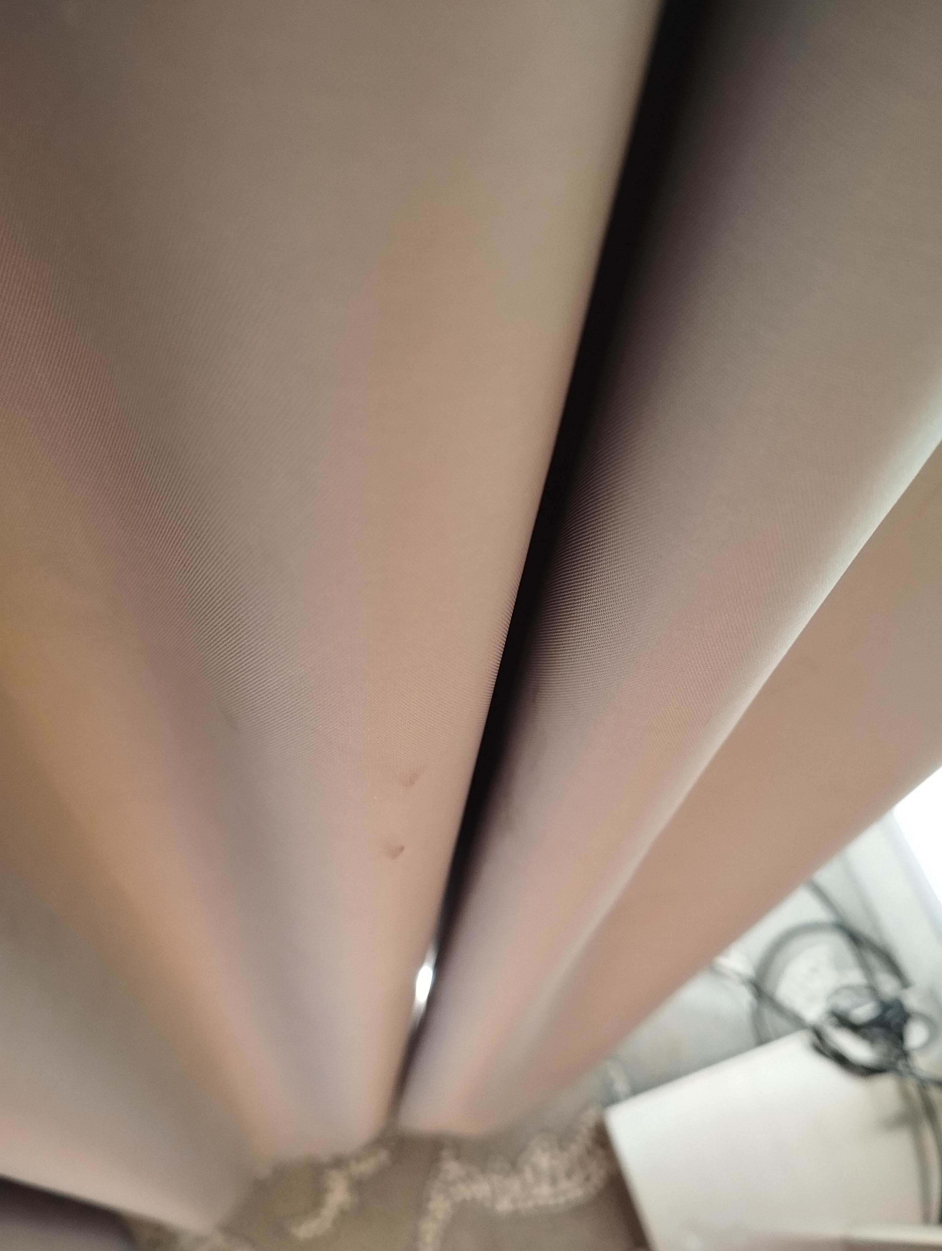 Selbst an den Vorhängen hängen teilweiser Popel und Flecken 