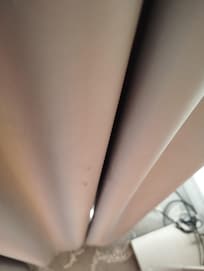 Selbst an den Vorhängen hängen teilweiser Popel und Flecken