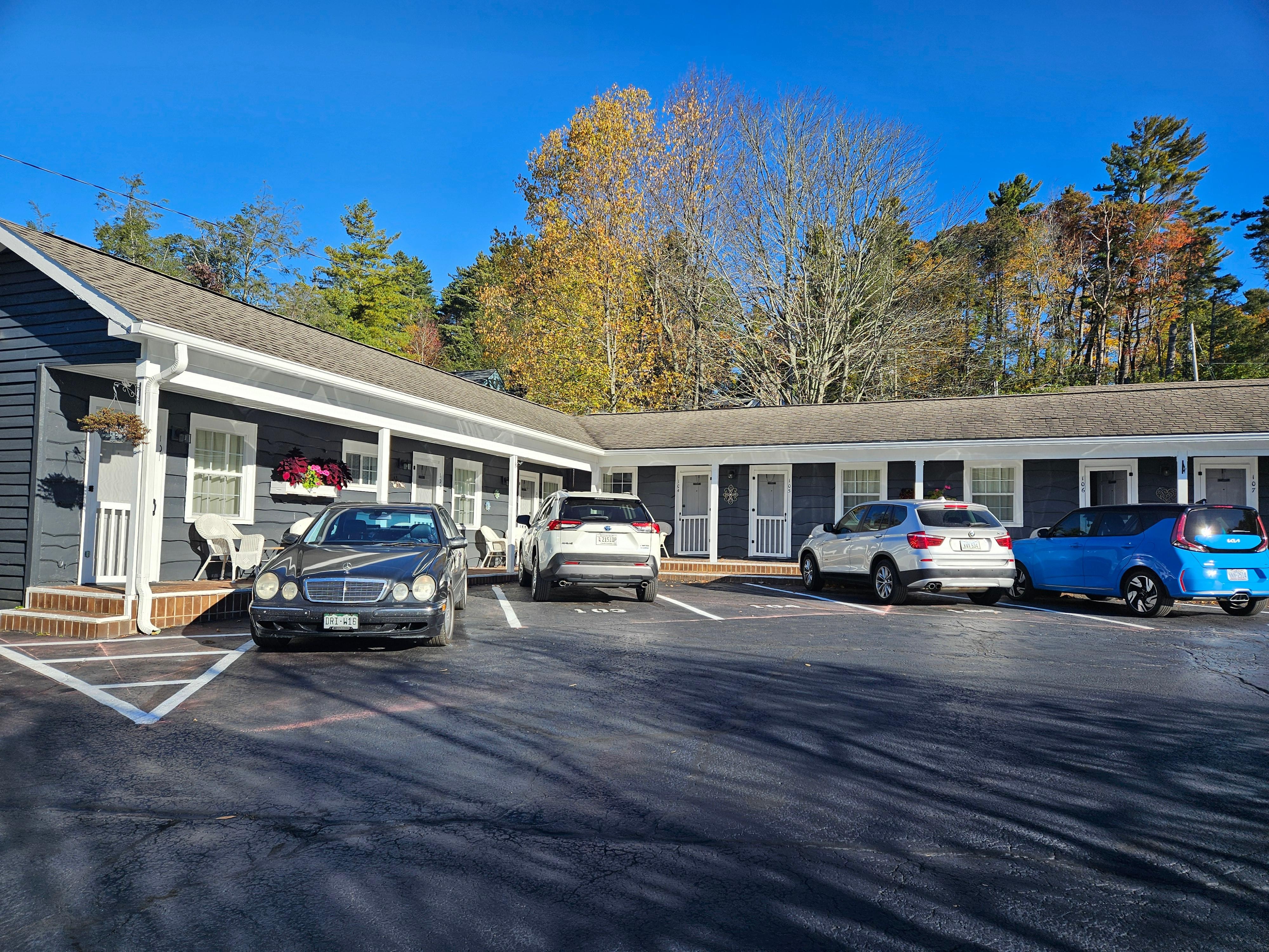 Such a great location to walk downtown to shops restaurants. Beautiful manicured gardens areas.