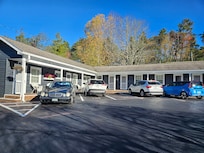 Such a great location to walk downtown to shops restaurants. Beautiful manicured gardens areas.