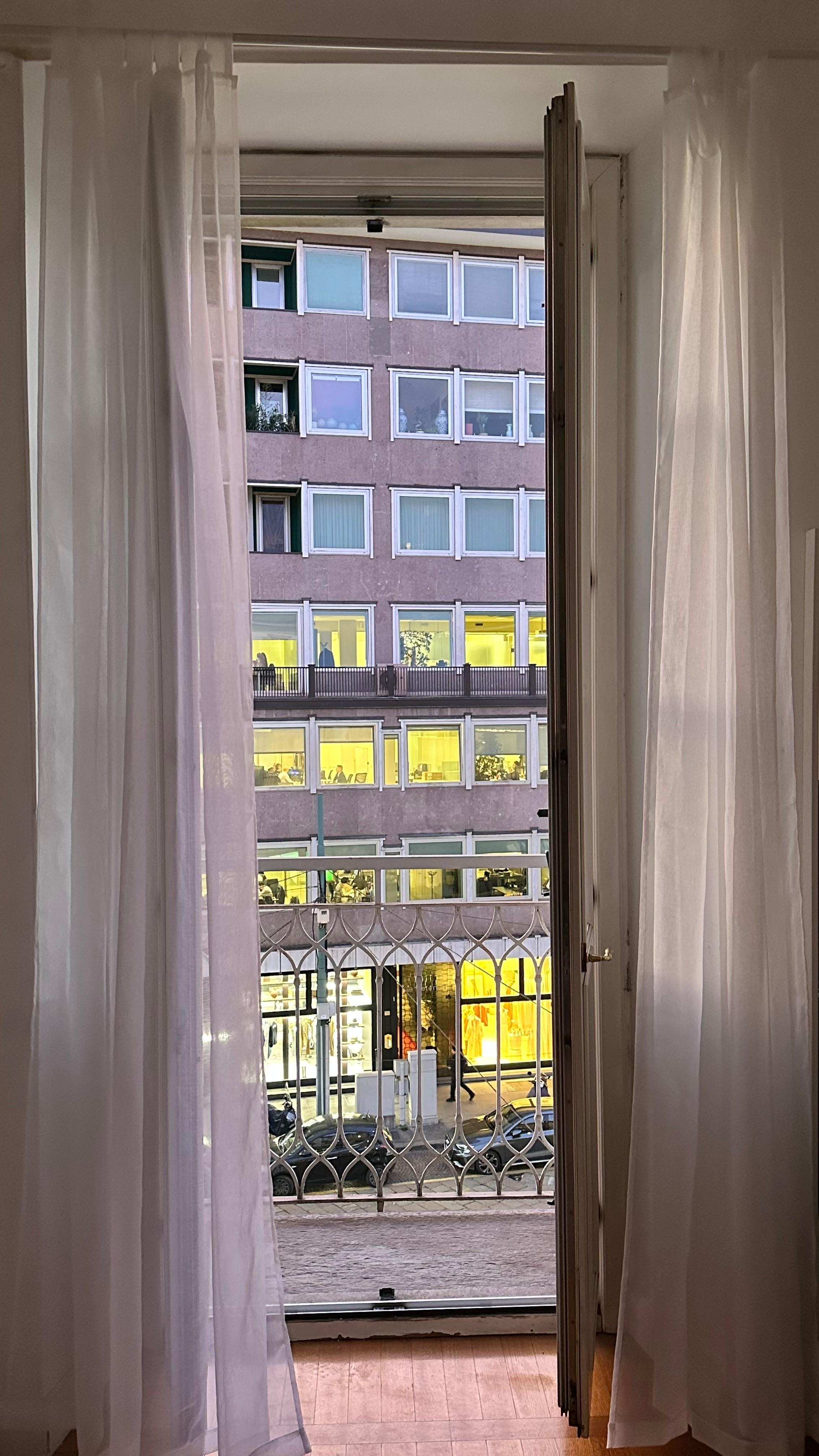 La ventana con balcón y vista a la ciudad