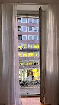 La ventana con balcón y vista a la ciudad
