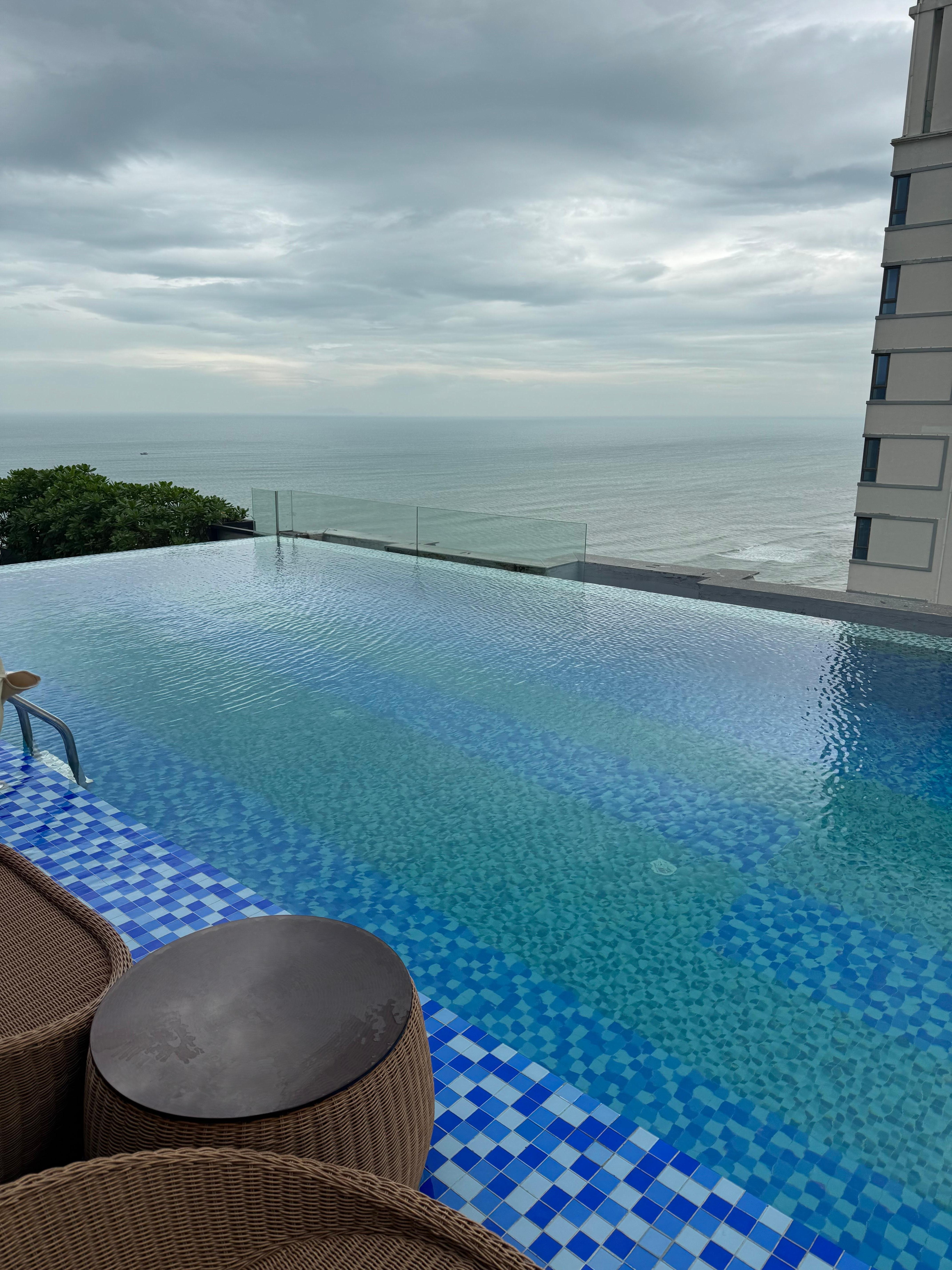 Poolen med vacker utsikt