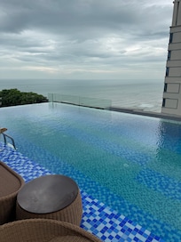 Poolen med vacker utsikt