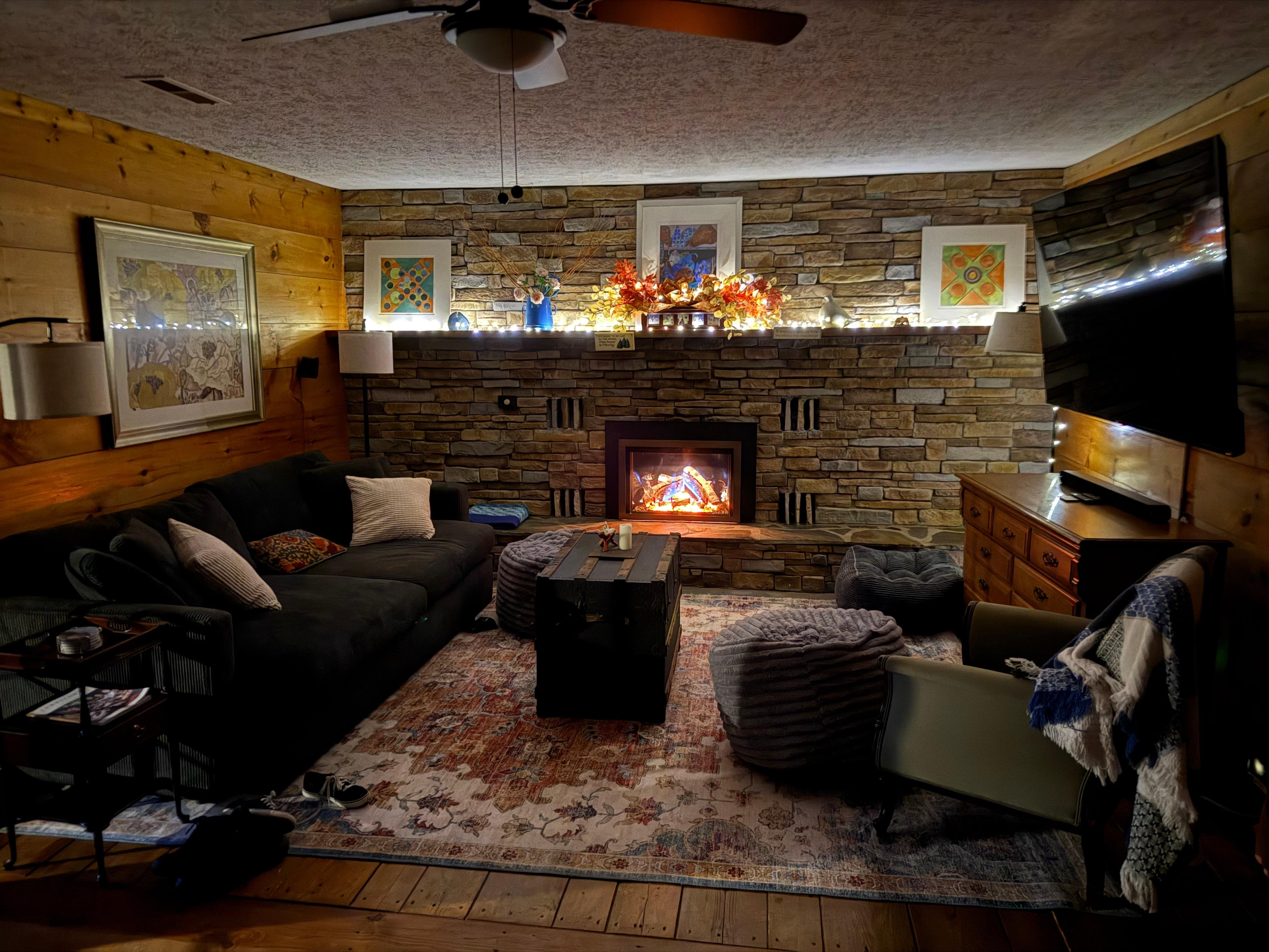 Family room, very cozy and comfortable furniture. 