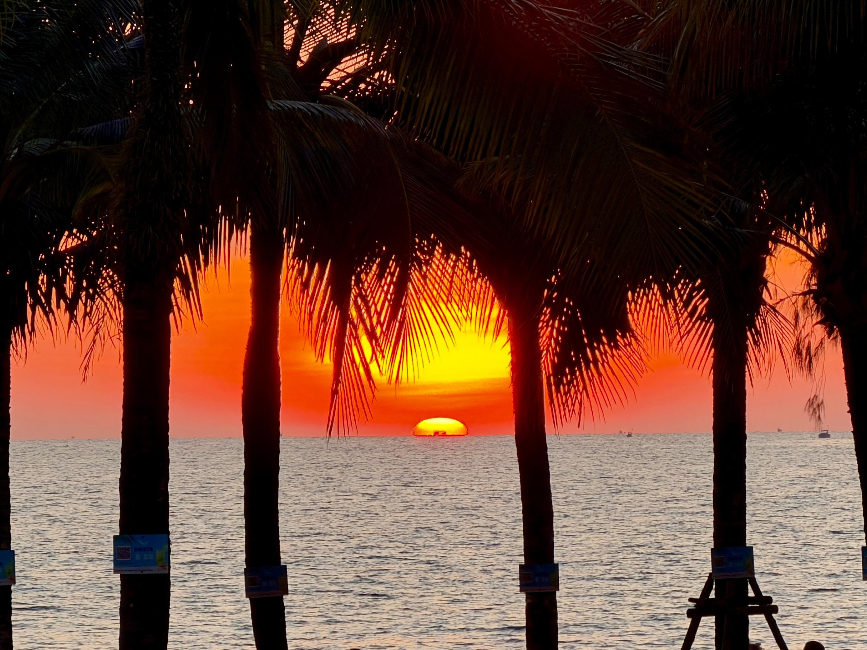 Mooie zonsondergang te zien op het strand van het resort