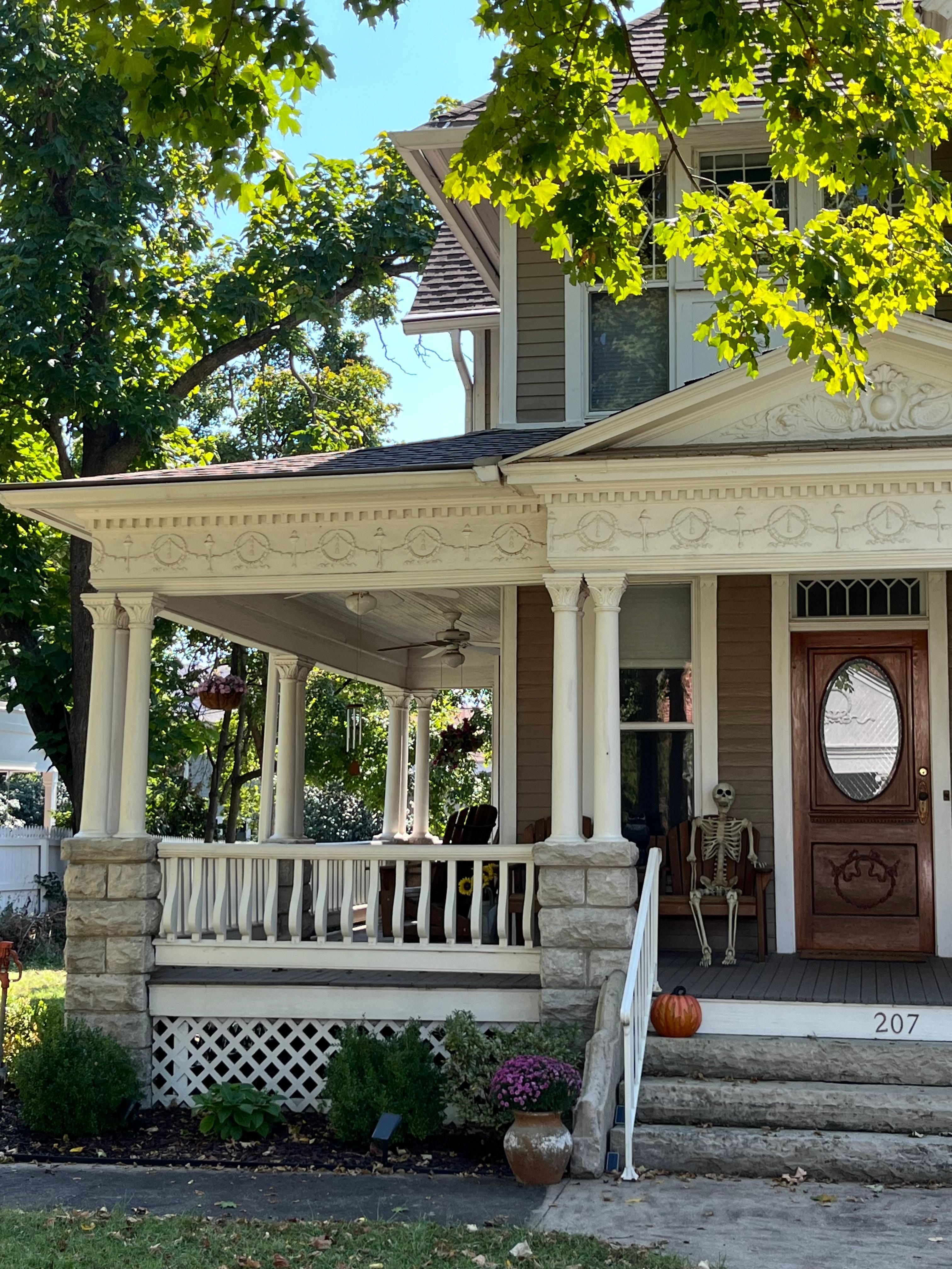 For a an early October visit, we were welcomed by the fellow sitting on the porch!