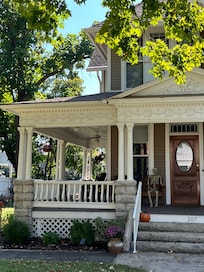 For a an early October visit, we were welcomed by the fellow sitting on the porch!