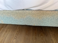 Brandflecken am Bett