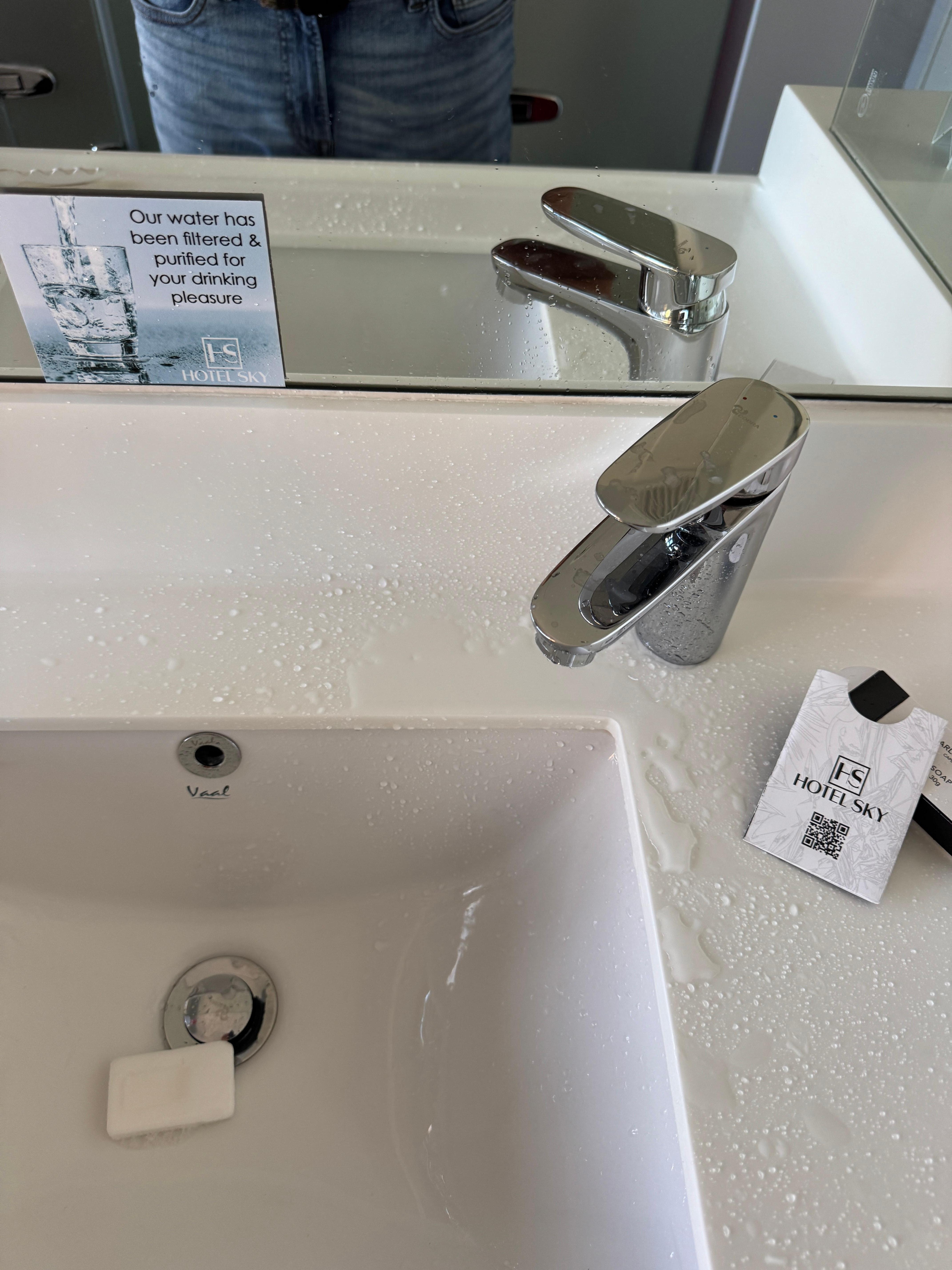 Faucet is too small for the sink so water goes everywhere but the sink 