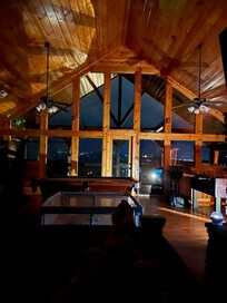 Top floor loft amazing views!