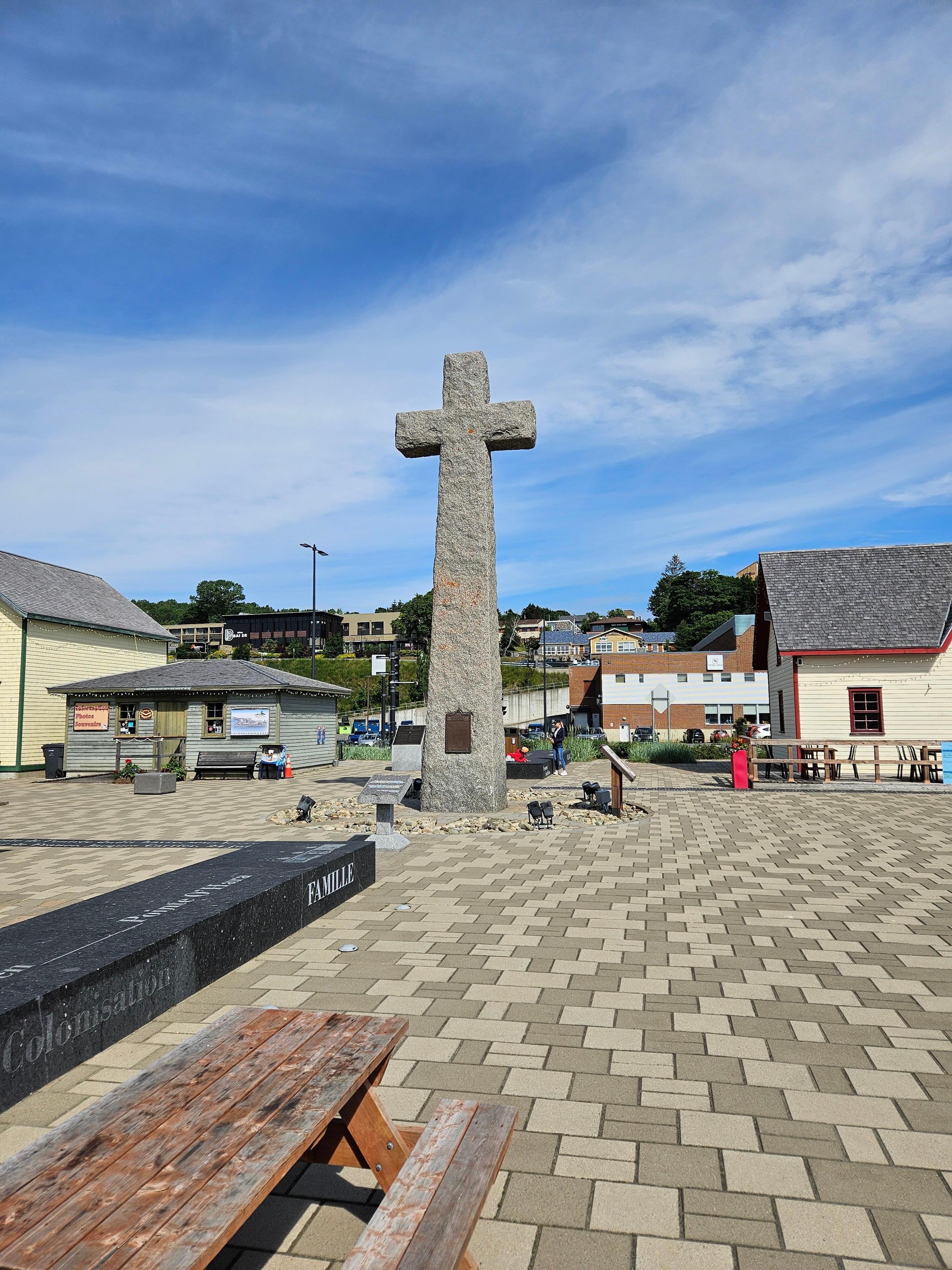 Courte distance de la croix de Jacques Cartier. Un très joli parc commémoratif de la naissance du Canada 