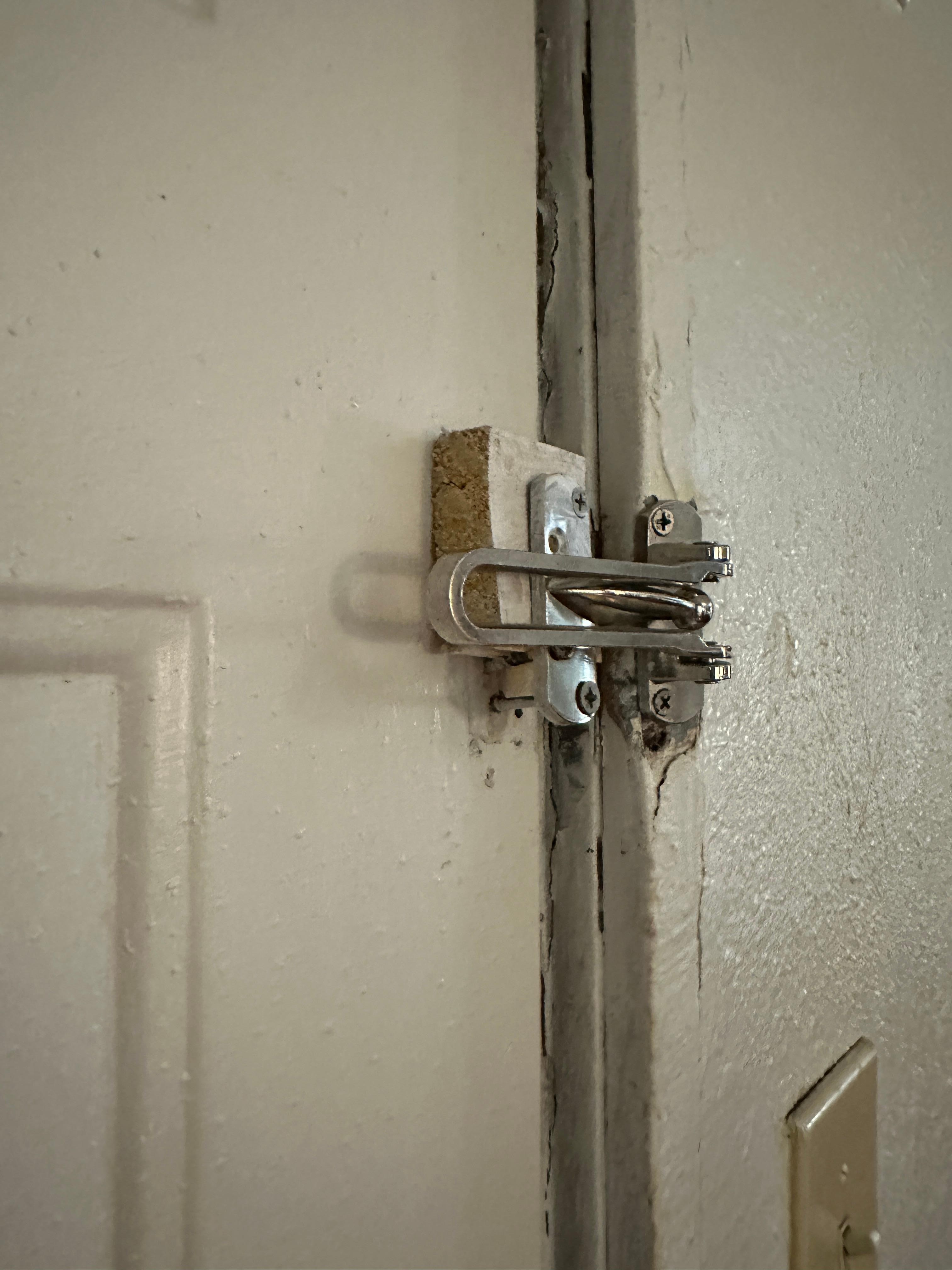 Notice blockâŠ. Only wood it was screwed into other side was just drywall đ€Šââïž