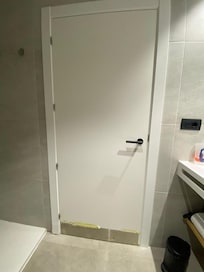 Bas de porte de la salle de bain : côté salle bain.