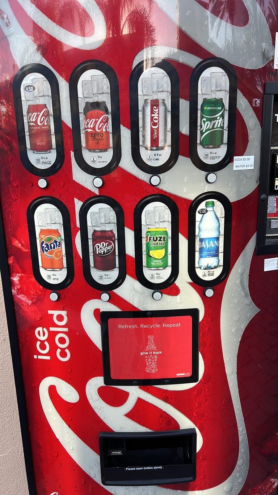 施設入り口にある自販機。こちらも壊れてましたが
スタッフが対応してくれました。