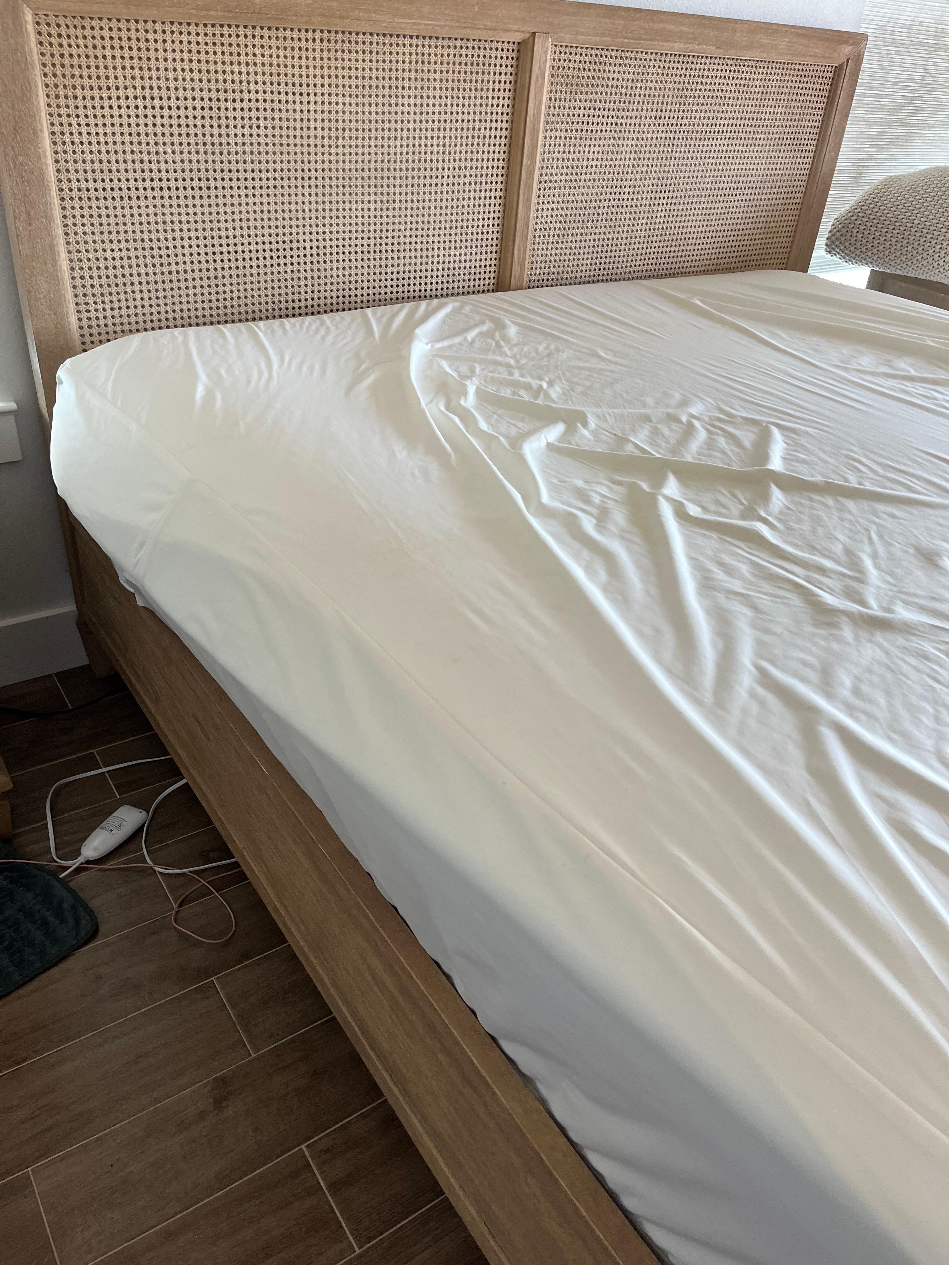 How did the maids make a bed with the topper this far over? 