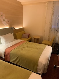 久しぶりのホテル滞在でした。
ベットの脇には小さなベンチとテーブル💕