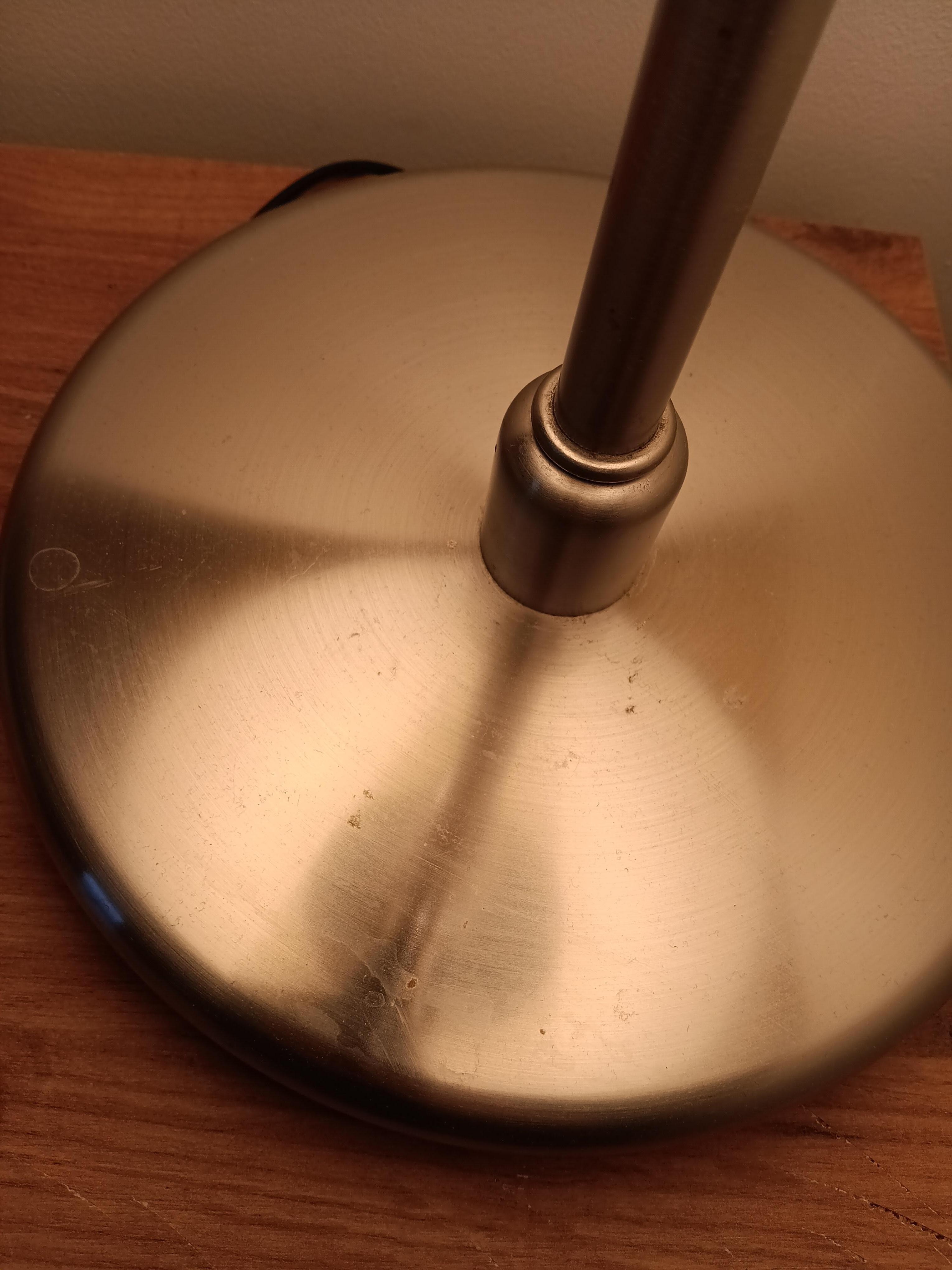 Skit och smuts, ser ut som nån hostat upp på lampan.