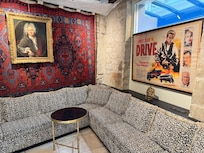Lobby sitting area, très charmante!