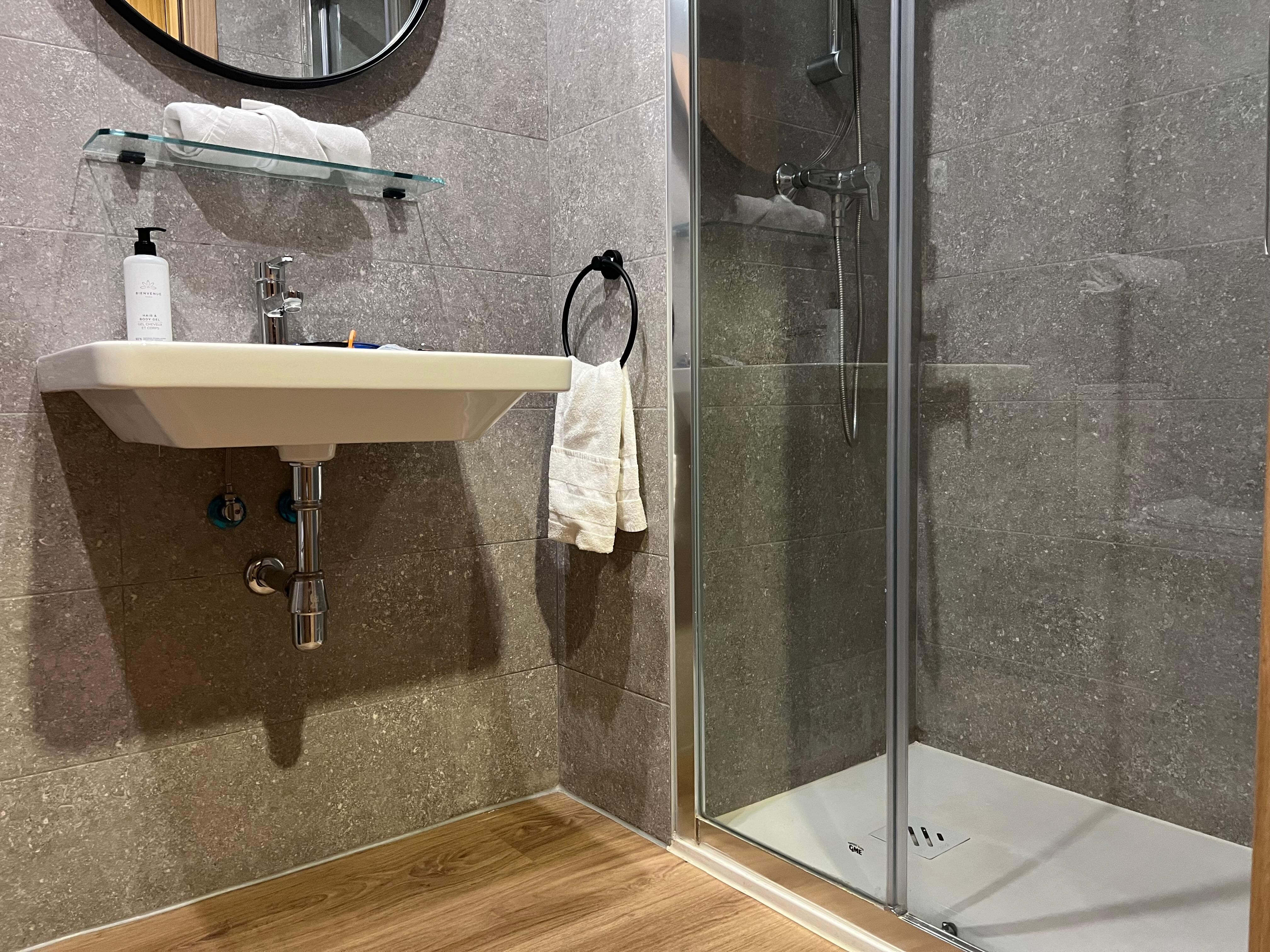 El baño es una pasada. Todos los materiales con los que está hecho parecen de muy buena calidad y el plato de ducha no resbala ni se extravasa el agua.