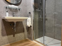 El baño es una pasada. Todos los materiales con los que está hecho parecen de muy buena calidad y el plato de ducha no resbala ni se extravasa el agua.