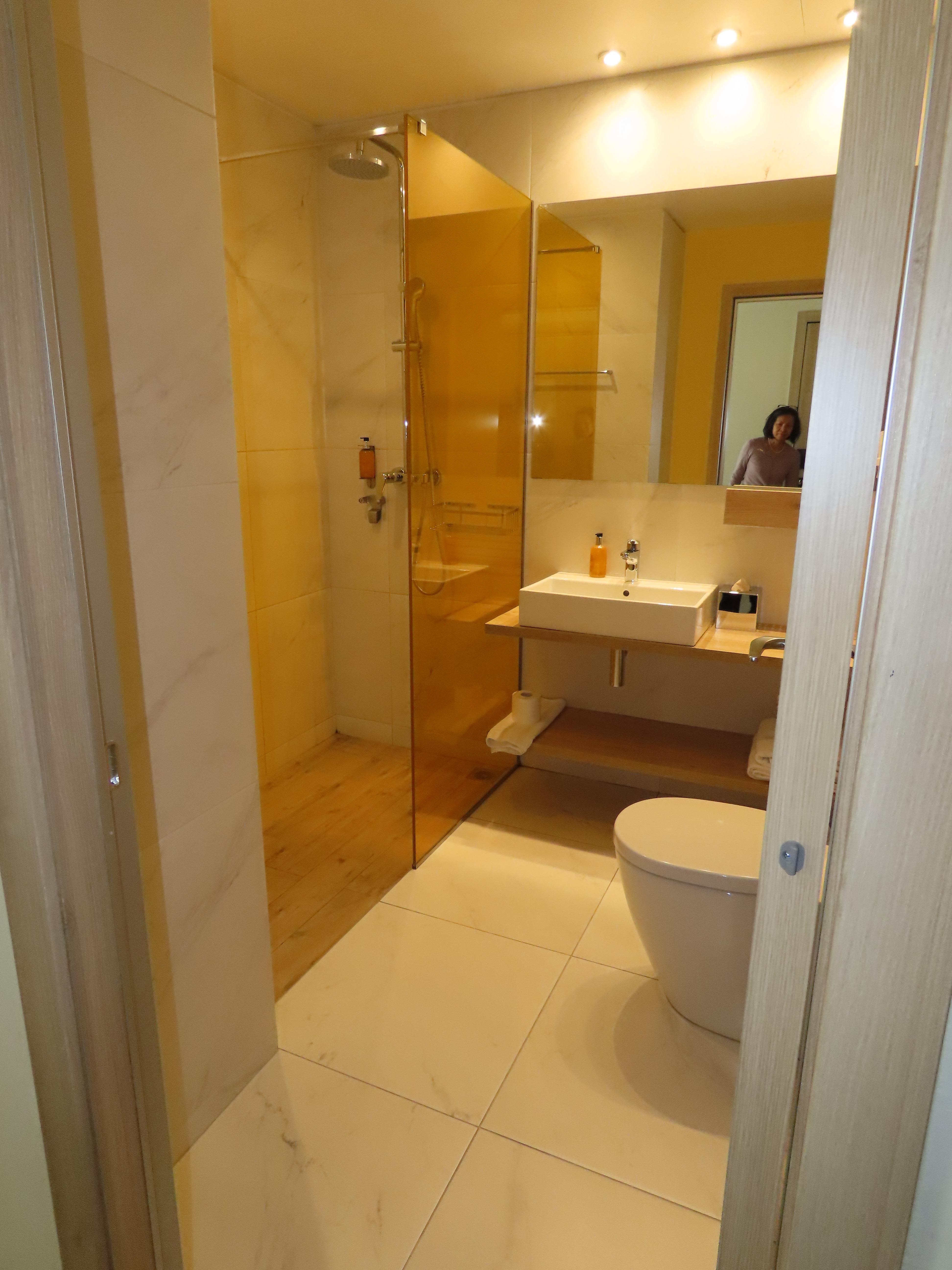 Salle d'eau avec douche à l'italienne