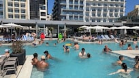 La piscine avec l’hôtel en Face
