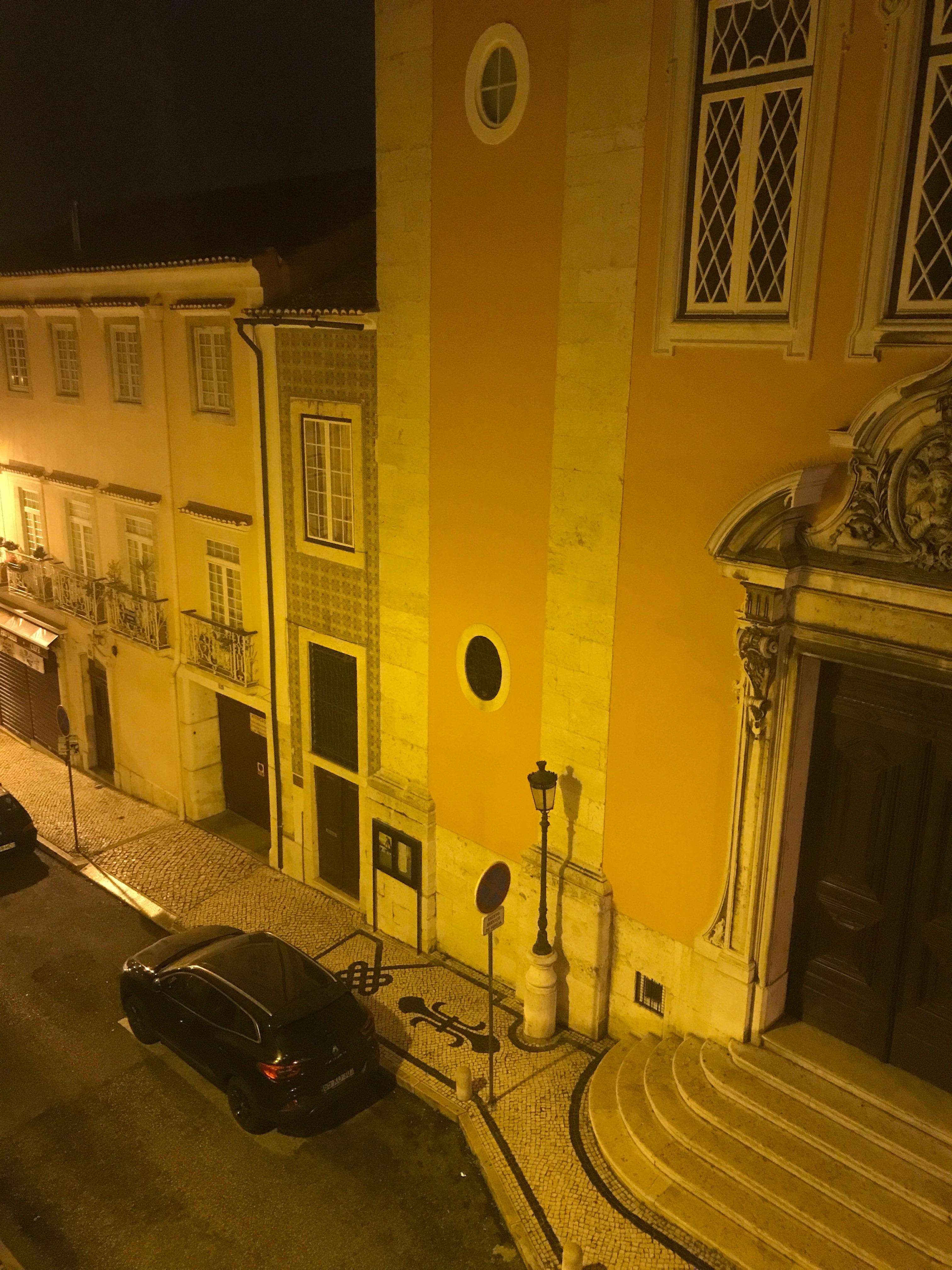 目の前は教会でした