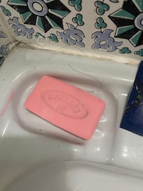 Hår på badeværelset.