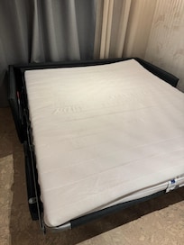 梳化床並沒有床單、被鋪和枕頭