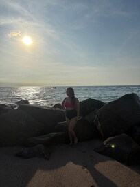 La zona de playa muy limpia y apta para meterse, de igual forma un ambiente ameno con las múltiples actividades que ofrece el hotel.