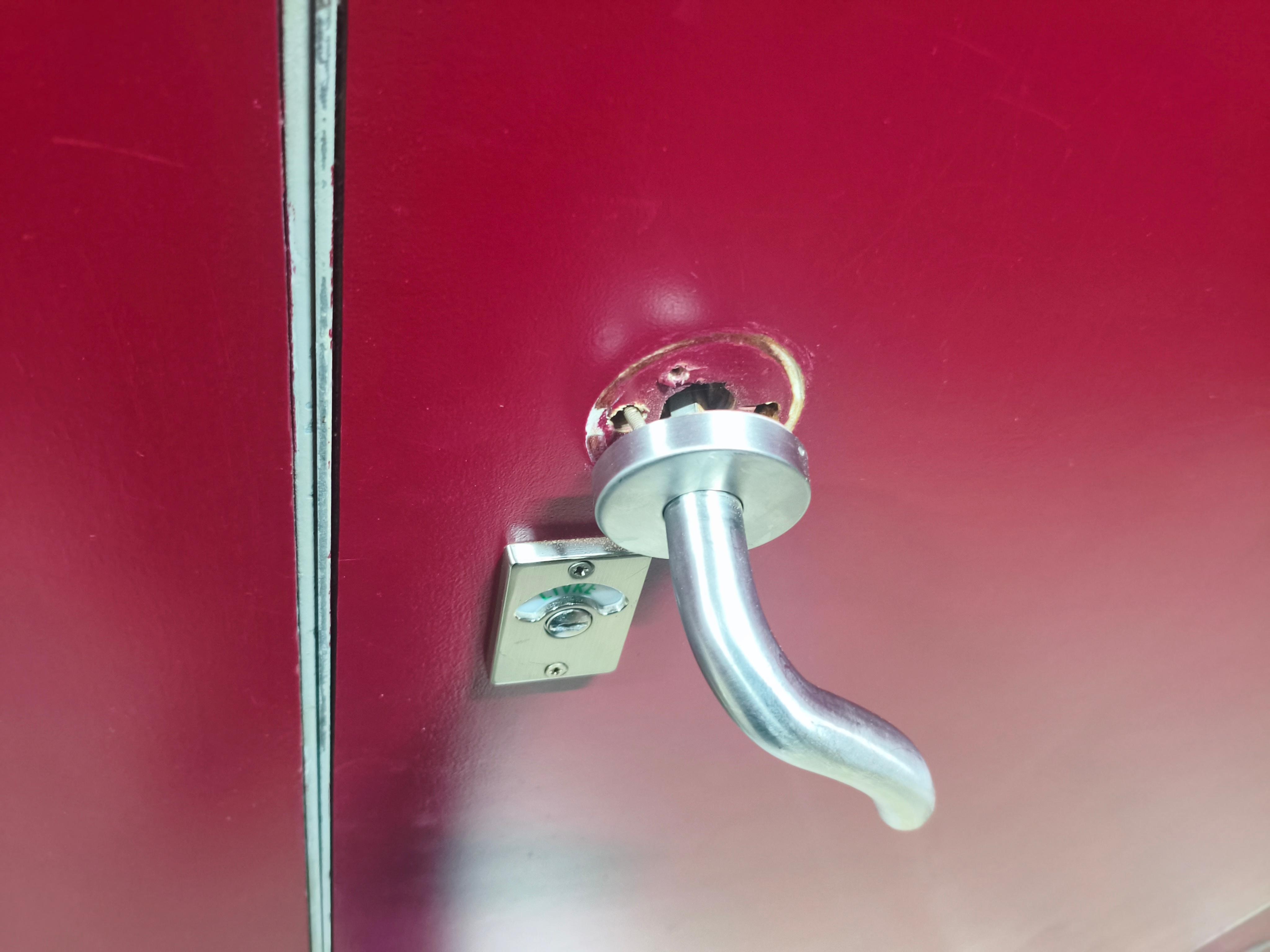 Puerta baño comunitario