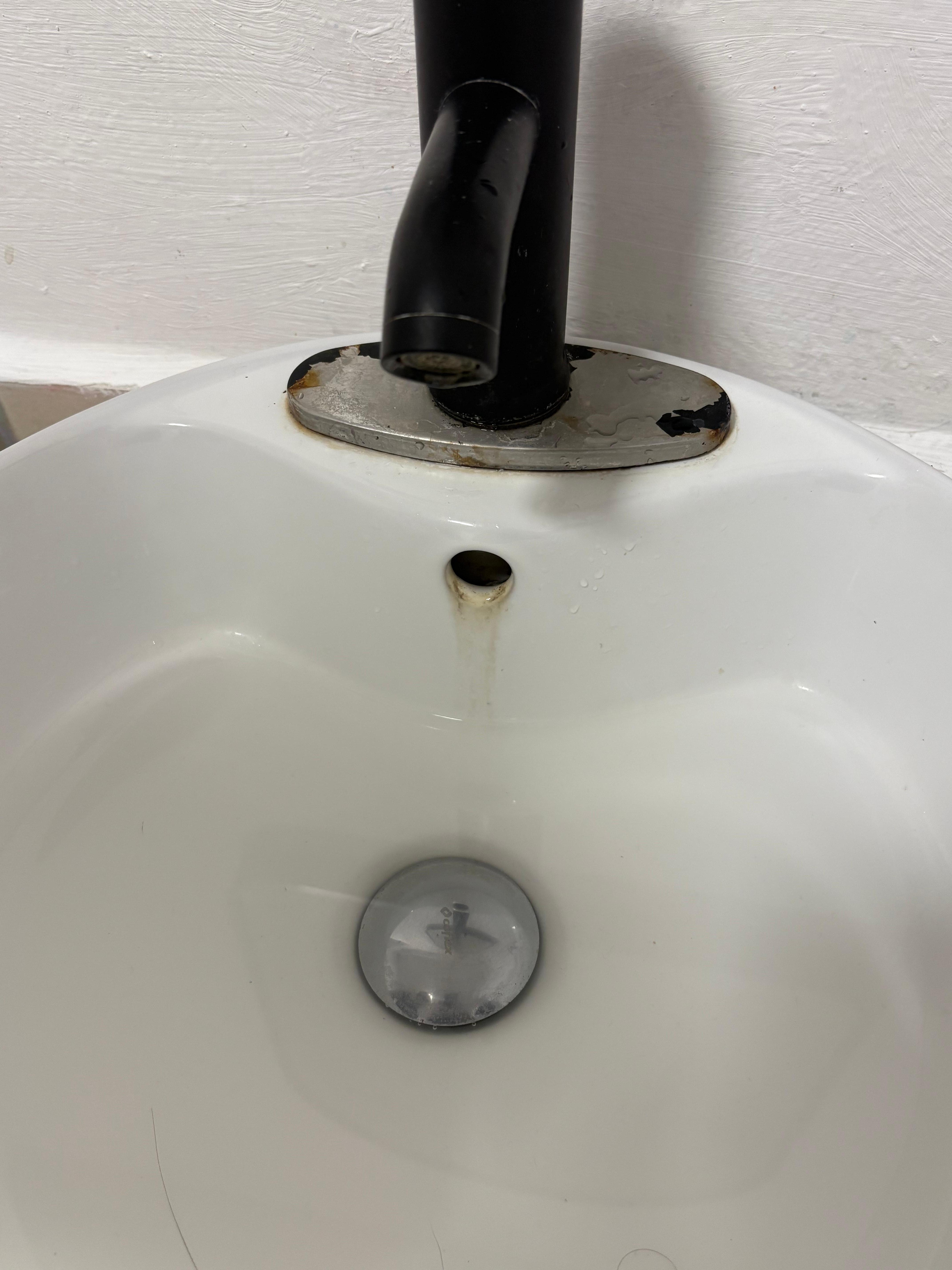 Bathroom in very poor conditions