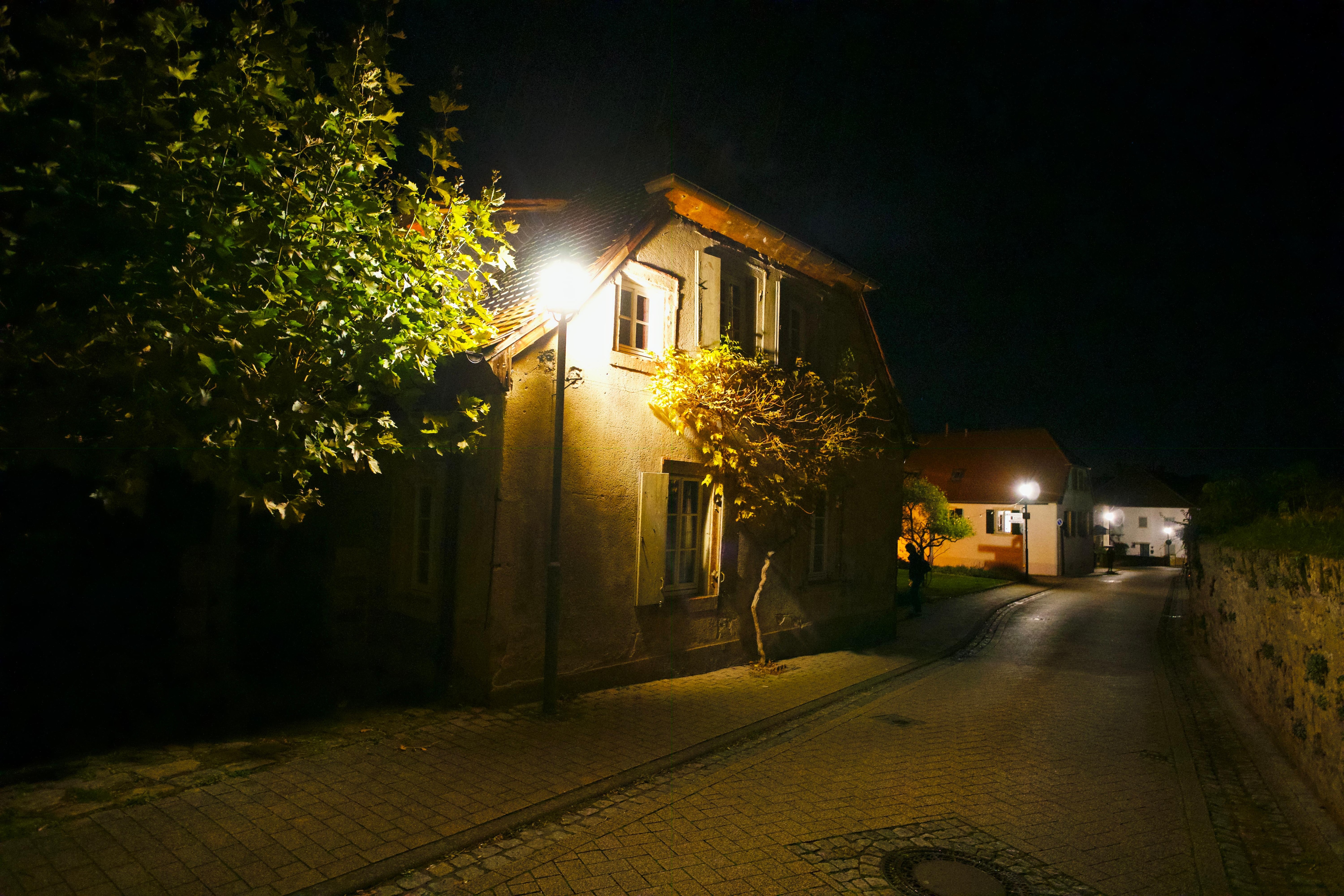 Das alte Schulhaus bei Nacht