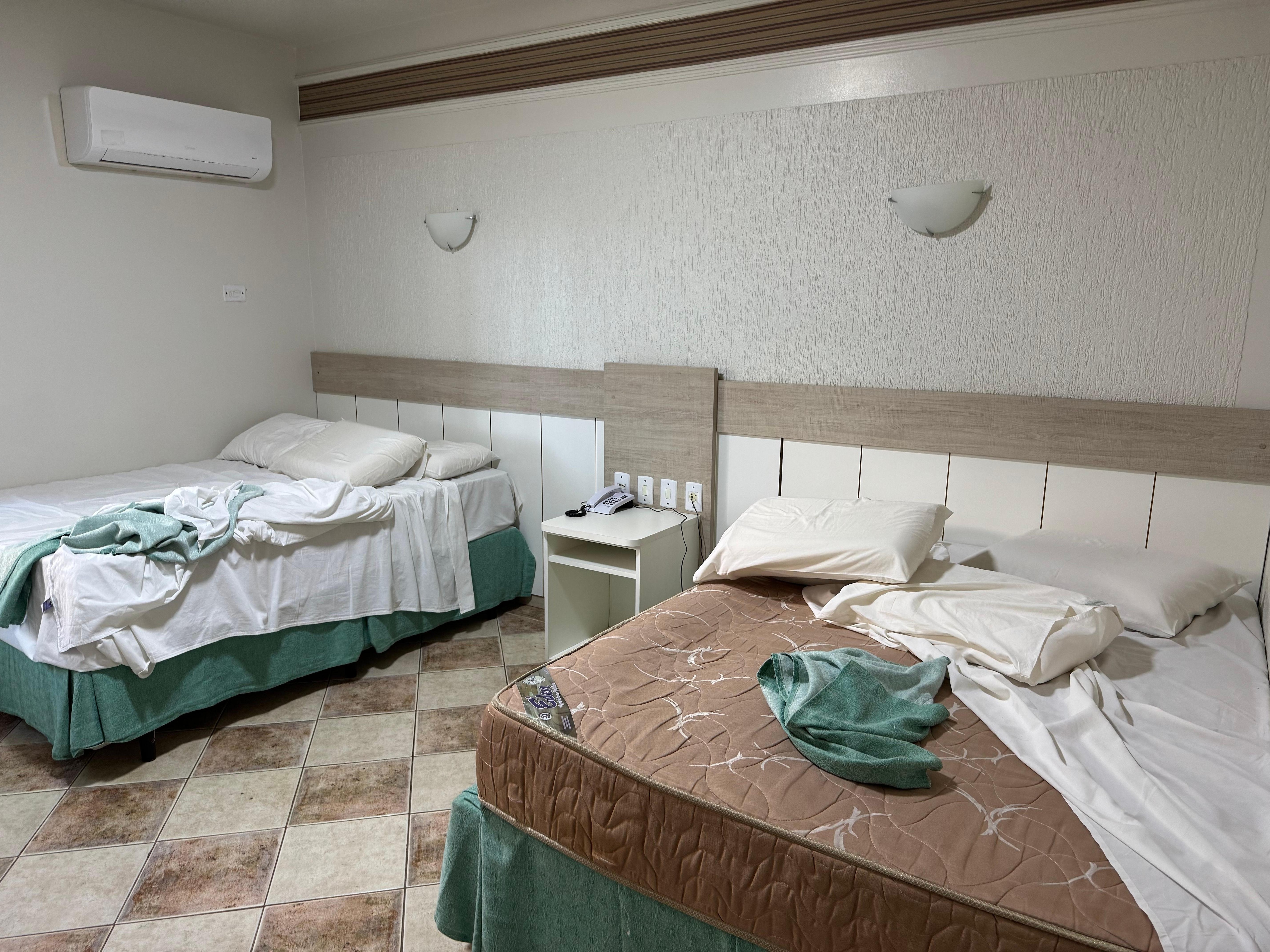 Foto real do quarto. Sem camas de solteiro para as crianças. 