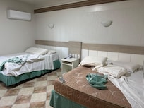 Foto real do quarto. Sem camas de solteiro para as crianças.