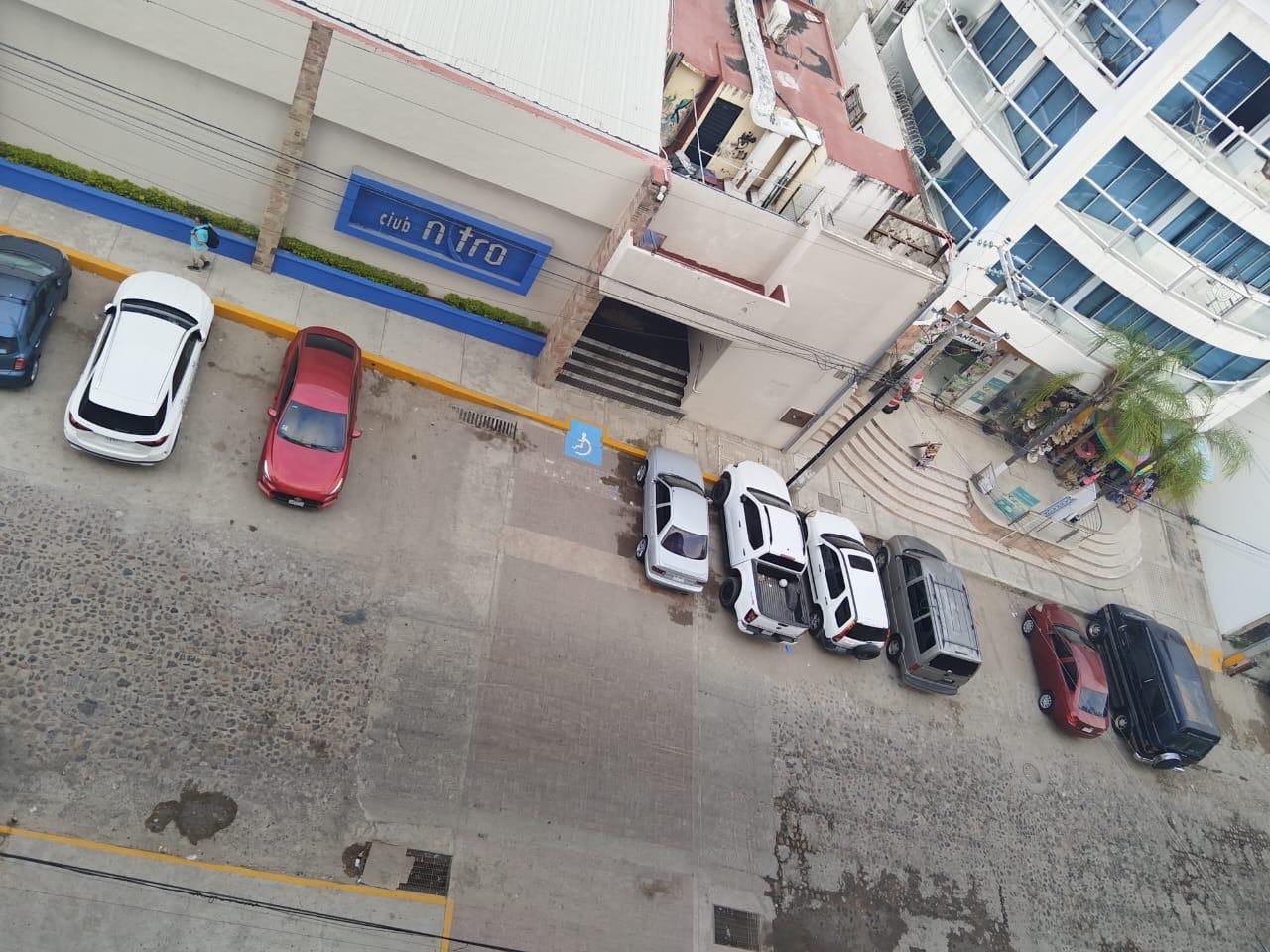 Pedí habitación con vista parcial al mar y me dieron una con esta vista 😡