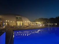 夕食のブッフェはライトアップされた屋外に用意されています。