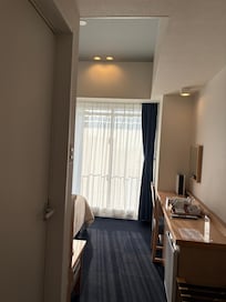 ベットとデスクの間が広々です。