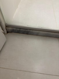 Piso sujo e com muitos pelos pelo chão.