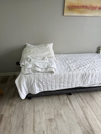 Sofá cama confortável e com roupas de cama limpas