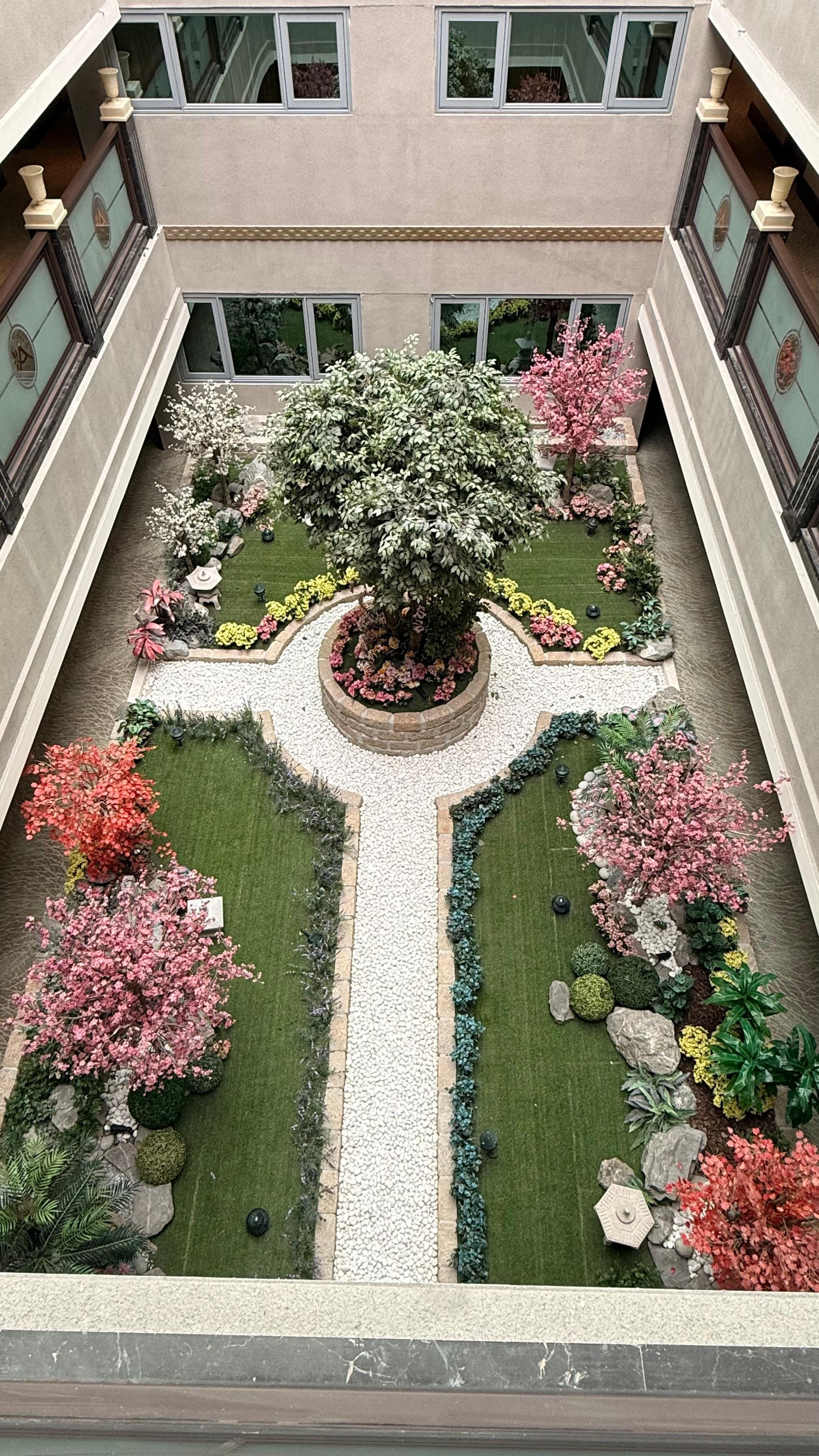 館内の中庭と吹 抜け