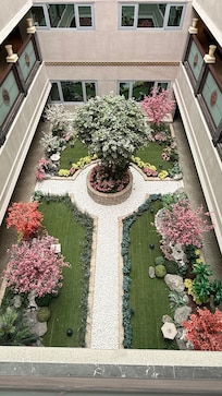 館内の中庭と吹抜け