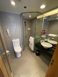 Room 1504 - clean bathroom.